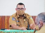 Pjs Bupati Waropen Dr.Drs Muhammad Musa'at M,Si saat menggelar pertemuan dengan sejumlah pimpinan OPD di Ruang rapat Kantor Bupati.(Foto. Rich)