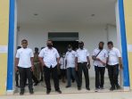 Pjs Bupati Waropen didampingi Asisten II dan Kabag Humas Setda saat melakukan Sidak di Gedung Perkantoran Nonomi.(Foto. Rich)
