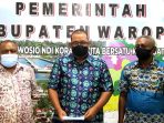 Pjs Bupati Waropen didampingi Asisten III BKD saat menggelar siaran pers terkait pengumuman hasil CPNS formasi 2018 di Waropen.(Foto. Ist)