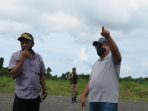 Pjs Bupati Waropen saat mengunjungi Bandara Botawa pada beberapa waktu lalu.(Foto. Ist)
