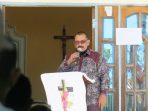Pjs Bupati Waropen saat menyampaikan sambutan pada pelepasan jenazah Almarhum Zeth Tanati yang merupakan mantan kepala dinas sosial.(Foto. Rich)