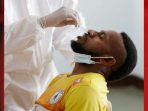 Salahsatu pemain persipura saat menjalani Swab Tes guna mencegah penyebaran Covid-19.(Foto. Ist)