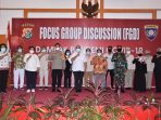 Dir Binmas Polda Papua saat berphoto bersama dengan peserta FGD.(Foto. Humas Polda Papua)