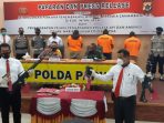 Direskrimum Polda Papua didampingi penyidiknya saat menunjukkan senpi hasil sitaan dari tiga orang diamankan atas kasus jual beli senpi di Nabire.( Foto. Ist)