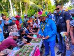 Ham Pagawak saat mendatangi para pedagang di Kampung Paradoi Distrik Urfas.(Foto. Rich)