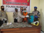 Kapolres Waropen ketika menunjukkan barang bukti penangkapan saat konferensi pers di Polsek Waropen Bawah.(Foto. Rich)