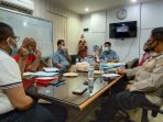 Pengurus PBVSI Papua saat rapat evaluasi guna mematangkan persiapan atlitnya di PON Papua.(Foto. Humas Polda Papua)