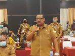 Pjs Bupati Waropen, M.Musaad ketika menyampaikan laporan pada Rakor pilkada yang di gelar di Swiss Belhotel Jayapura.(Foto. Rich)