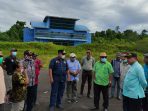 Pjs Bupati Waropen dan rombongan Badan Pekerja Am Sinode di Tanah Papua saat meninjau Bandara Botawa.(Foto. Rich)