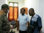 Pjs Bupati Waropen ketika mendatangi kantor Disdukcapil dan bertemu Honorer yang melakukan mogok kerja karena tidak lulus tes CPNS formasi 2018.(Foto. Rich)