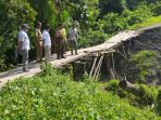 Pjs Bupati Waropen saat meninjau jembatan penghubung antar distrik Demba dan Botawa.( Foto. Rich)