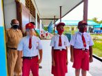 Siswa-siswi SD Inpres Urfas ketika mengenakan APD di lingkungan Sekolah.(Foto. Rich)