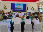 Suasana rapat bersama Pemda Kabupaten Waropen bersama BP Am Sinode GKI di Tanah Papua di gedung pertemuan Pemda Waropen di Nonomi.(Foto. Rich)