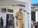 Bupati Waropen, Yermias Bisai saat memimpin apel pagi diawal tugasnya setelah cuti kampanyenya berakhir di Halaman Kantor Bupati.( Foto. Rich)