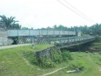 Jembatan yang membentang diruas jalan Sentani-Depapre terlihat bengkalai. Menyisakan besi tua yang dipakai jembatan berkayu.