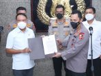 Kapolri didampingi Menpora saat menunjukkan surat berita dizinkannya sepak bola bergulir kembali.(Foto.Ist)