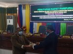Asisten III Nelson Sasarari saat menerima nota persetujuan DPRD Waropen atas Raperda pertanggungjawaban Bupati pada rapat sidang paripurna.(Foto. Rich)