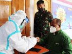 Danlanud Silas Papare saat meninjau pelaksanaan vaksinasi Covid-19 bagi tokoh masyarakat dan prajurit dijajarannya.(Foto. Ist)