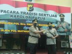 Kapolda Papua dan Komjen Pol Drs. Paulus Waterpauw saat bersamaan memberikan salam komando pada Upacara tradisi sertijab Kapolda Papua.