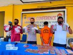 Kapolres Yapen didampingi Kasat Narkoba dan Kabag Humas saat menunjukkan barang bukti jenis Ganja kering.(Foto. Rich)