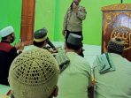 Kapolsek Jayapura Utara saat menyambangi Masjid Nurul Anshar saat menyampaikan pesan kamtibmas.(Foto. Humas Polresta Jayapura Kota)