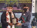Ketua Umum DPP Pasundan Papua saat menyerahkan plakat kepada Wakil Walikota Jayapura sebagai tamu kehormatan pada pelantikan 6 pengurus DPC di Papua.