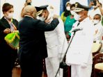 Wagub Papua saat melantik Bupati dan Wakil Bupati Waropen.(Foto. Ist)