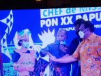 Ketua PB PON Papua didampingi Wakil Ketua Umum KONI Pusat saat serentak menabuh tifa tanda penutupan kegiatan CdM Meeting II.