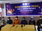 Wakil Ketua Umum KONI Pusat didampingi Ketua harian Panitia Besar,(PB) PON XX, Ketua bidang 1 PB PON dan sejumlah delegasi pada konferensi pers pada penutupan Chef de Mission,(CdM) ke-II .