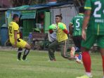 Kiper Tim Kesebelasan Kodim1709Yawa Letkol Inf Leon Pangaribuan, SH Saat berhasil mengamankan Bola Ke Gawangnya.(Foto. Ist)