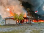 Kantor Pemerintahan terlihat dilahap si Jago merah setelah dibakar massa.(Foto.Ist)