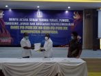 Ketua harian PB PON XX Papua dan Ketua umum sub PB PON XX Kabupaten Jayapura saat menunjukkan berita acara penandatangan serahterima fungsi, tugas dan anggaran.