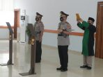 AKBP Adi Tri Widiyanto saat diambil sumpahnya menjadi Kapolres Puncak Jaya dalam sertijab yang dipimpin oleh Kapolda Papua.(Foto.Humas Polda Papua)