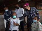Danlantamal X Jayapura saat memimpin vaksinasi dengan cara door to door bagi masyarakat pesisir Dok IX Jayapura.(Foto. Dispen Lantamal X Jayapura)
