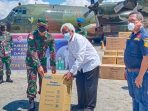 Danlanud Silas Papare didampingi Ketua FKUB Papua saat menerima bantuan dari Panglima TNI setelah tiba di Base Opd Lanud Silas Papare.
