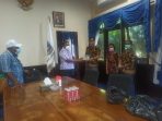Ketua IAI Papua saat menyerahkan bantuan paket suplemen dan multivitamin secara simbolis yang diterima oleh Sekda Kabupaten Jayapura.(Foto. IAI)