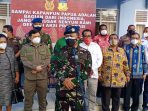 Pangkoopsau III bersama dengan tokoh adat Papua setelah selesai tatap muka tentang persoalan Merauke.