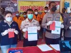 3 pelaku dan 1 orang yang menggunakan dokumen palsu PCR saat diamankan dan dihadirkan pada press Conference dihalaman Mapolres Jayapura.