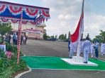 Bupati Jayapura memimpin Upacara pengibaran merah putih dilapangan apel Kantor Bupati Jayapura.