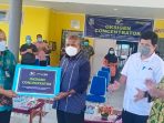 Bupati Jayapura saat menerima mesin Oxygen Concentrator bantuan dari media Group dan Pangan sari Group disaksikan Direktur RSUD Youwari dan Kadinkes