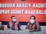 Kajati Papua didampingi Aspidsus Kejati Papua saat menjelaskan kepada awak media terkait penyelamatan uang Negara dan penetapan 1 orang tersangka dari kasus dugaan korupsi dana hibah Kab. Waropen.