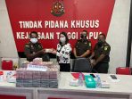 Kajati Papua saat menyerahkan penyelamatan uang Negara dari kasus dugaan korupsi di DPPAD Papua senilai Rp 3,5 Milliar.(Foto. Pidsus Kejati Papua)