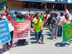 Massa dari forum peduli kemanusiaan saat tiba didepan Kantor Bupati Jayapura namun dibubarkan Polisi lantaran aksinya tak memiliki izin.