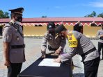 Penandatanganan berita acara pengukuhan dan Sertijab oleh Kapolres AKBP Ferdyan Indra Fahmi,S.H,S.I.K .(Foto. Humas Polres Yapen)