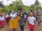 Danrem 173PVB Brigjend TNI Iwan Setiawan saat disambut antusias masyarakat Kampung Miosnum Distrik Yerui Kabupaten Kepulauan Yapen.(Foto. Ist)