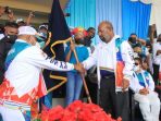 Gubernur Papua saat menyerahkan pataka kontigen PON XX Papua sesaat setelah dilepas.(Foto. Berti)