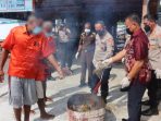 Kabidhumas saat memusnahkan barang bukti ganja hasil tangkapan dari Dit.Polairud Polda Papua.(Foto. Humas Polda Papua)
