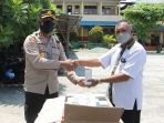 Kapolres Jayapura saat menyerahkan secara simbolis sejumlah alat kesehatan kepada Wakil Kepala Sekolah Bonaventura.(Foto. Humas Polres Jayapura)