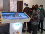 Koordinator Sub Bidang TIK di Sub PB PON XX Klaster Kabupaten Jayapura saat menyerahkan 1 unit TV Siganage kepada pihak Horex.