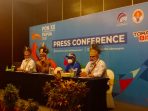 Menteri Komunikasi dan Informatika,(Kominfo) didampingi Bupati Jayapura saat menjelaskan kunjungan kerjanya di Press Conference usai meninjau Media Center Sub POB Klaster Kabupaten Jayapura